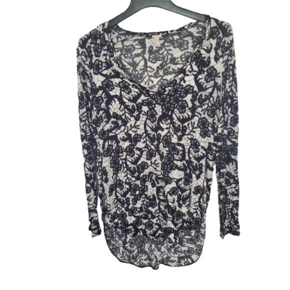 Wilfred Aritzia lace printed side slit top - Picture 1 of 8